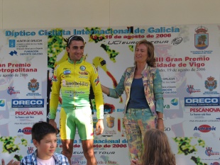 Pedro Fernández recibindo un premio xunto a Marta Souto / Foto: C.C. Vigués