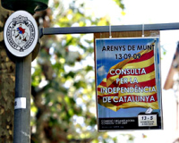 Cartaz nunha rúa da vila