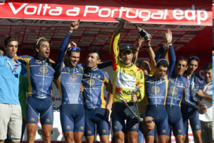 David Blanco celebrando co equipo o triunfo na Volta a Portugal en 2008