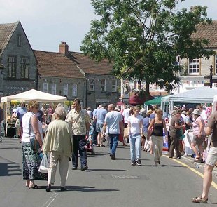 Feira no centro de Somerton Town / southsomerset.gov.uk