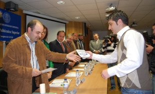 O presidente de AGAMAC, Carlos Vázquez, entrégalle o premio a Iván Raposo