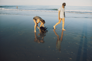 "Untitled (Me and Kevin at the Beach with Babe, Cape Cod" (1979), de David Armstrong