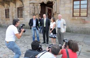 Barro e os vicerreitores Miguel Vázquez Taín, Mª Xosé Alonso e Xoán Viaño, antes da conferencia de prensa