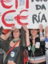 Un grupo de mozos sostén un cartaz pedindo o traslado de Ence da Ría de Pontevedra