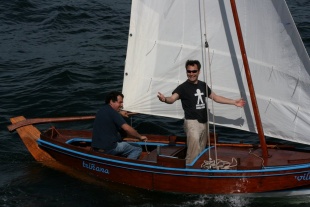 Os tripulantes da Triñana, todos entusiamados en plena regata (Imaxes de Miguel Muñiz)