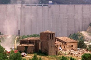 Unha imaxe da presa de Itoiz, case pendurada por riba da vila navarra