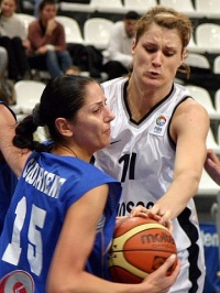 Martina Weber, do BC Moscow, con Ange Ciudariene, do Extrugasa